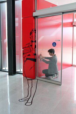 Un profesor prepara una de las partes del taller