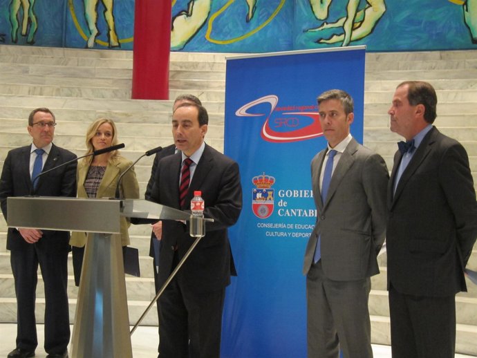 Serna acompañado por los responsables de la Consejería