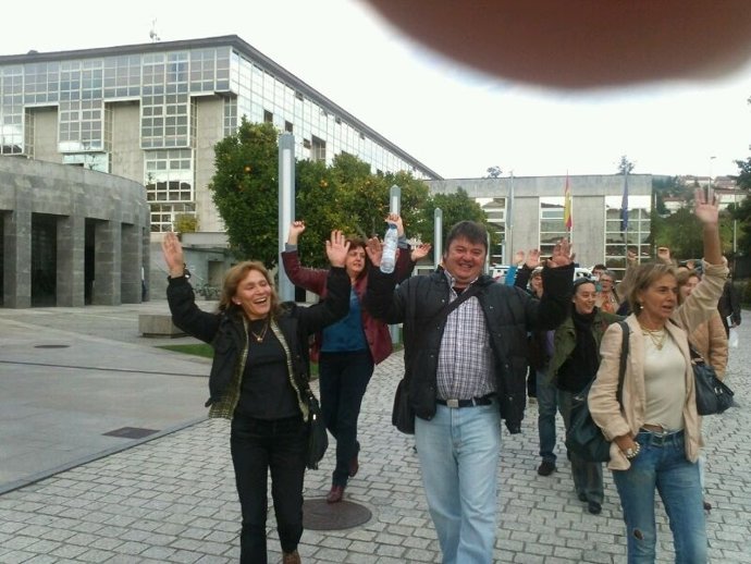 Los trabajadores salen de San Caetano tras ser desalojados