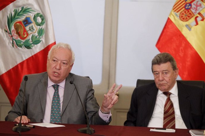 José Manuel Garía-Margallo con Rafael Roncagliolo
