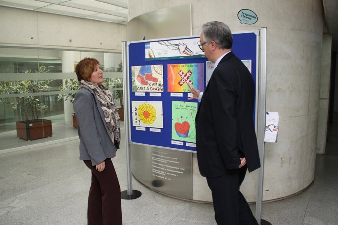 La conselleira de Sanidade inaugura exposición de dibujos.