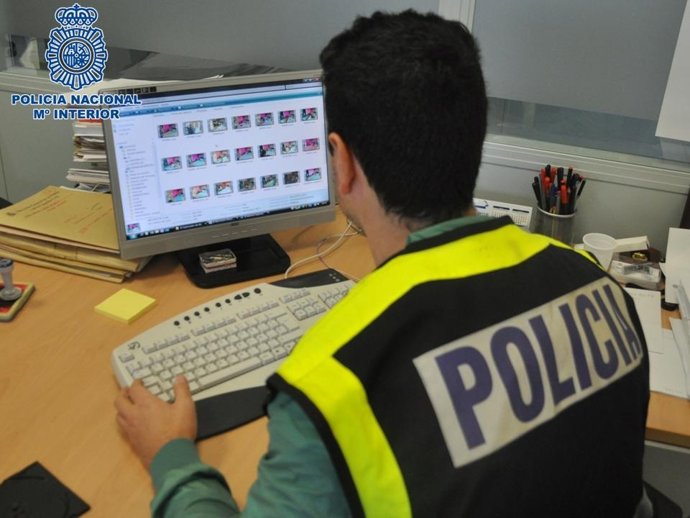 Agente de la Policía, en una operación contra un presunto autor de abuso sexual