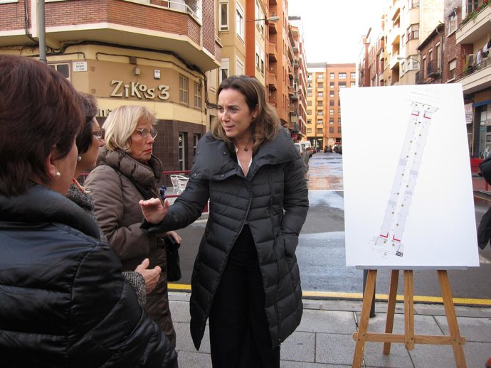 Gamarra explica el proyecto de la calle Oviedo a los vecinos