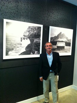 El arquitecto y Fotógrafo Pepe Daroca con sus fotografías en el Estudio Alminar