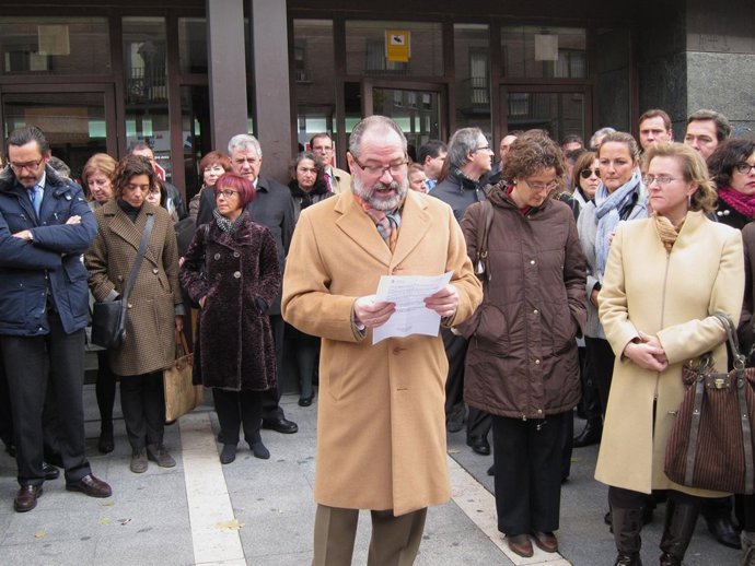 El decano de los abogados de Valladolid se dirige a los concentrados.