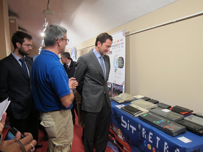 El consejero de Transportes visita la muestra 'Retroconsolas'
