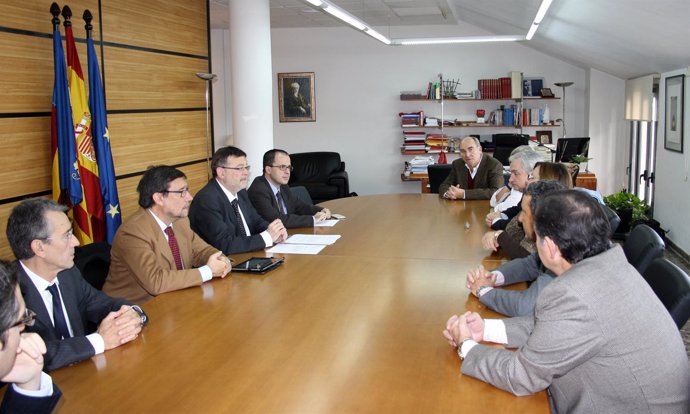 Reunión De Puig Y Miembros Del PSPV Con Farmacias