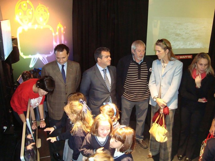 La Infanta Elena, durante su visita a los talleres