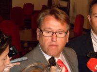 Del Moral anima a convertir el aeródromo de Badajoz en un "verdadero aeropuerto turístico" tras el aumento de pasajeros