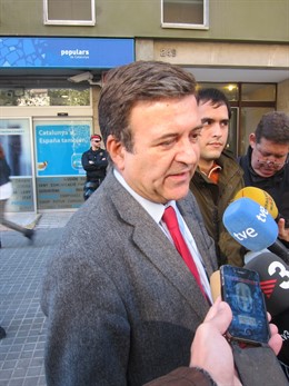 López Tena (SI) se planta ante la sede del PP de Barcelona