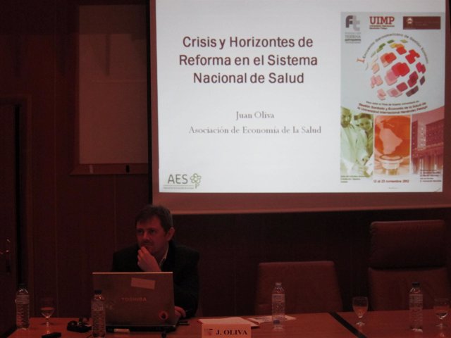 Presidente de la AES, Juan Oliva Moreno