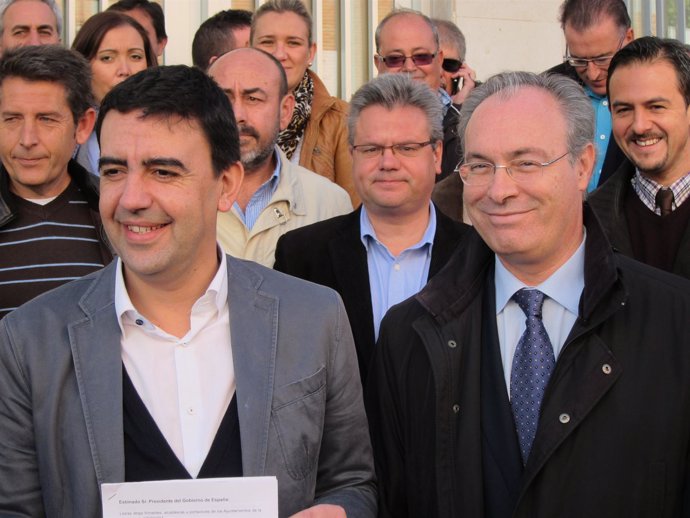 Jiménez (izda.) junto a dirigentes y alcaldes del PSOE de Córdoba