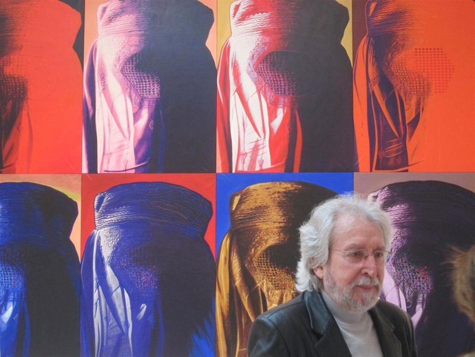 Antoni Miró Ante Una De Sus Obras En El IVAM