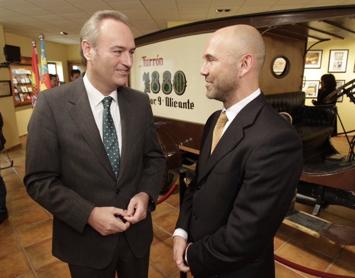 Alberto Fabra (izquierda) en su visita a la empresa Almendra y Miel