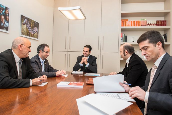 El consejero Alli junto a los representantes de Cruz Roja Navarra.