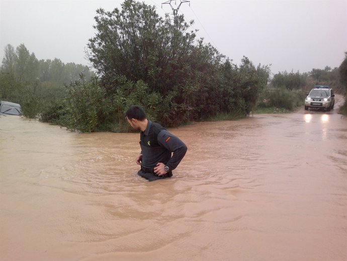 Guardia Civil Rescata A Una Mujer Atrapada Por El Agua Con Su Coche En Moixent