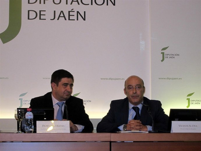 Reyes y Oya tras firmar la creación de la Oficina de Intermediación Hipotecaria.