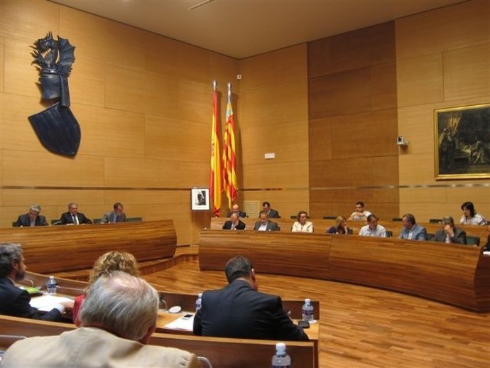 Rosa Pérez A La Derecha De La Imagen En El Pleno De La Diputación De Valencia