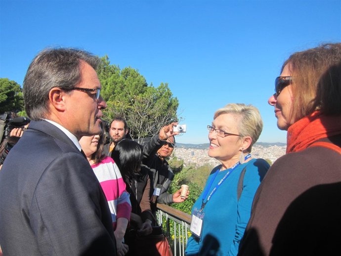 Artur Mas conversa con unas turistas de Arkansas en el Mirador de l'Alcalde