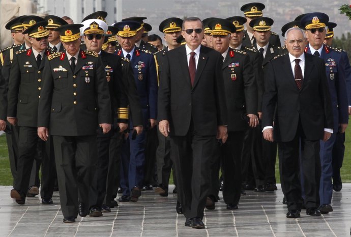 Erdogan, Primer Ministro De Turquía Y La Cupula De Las Fuerzas Armadas Del País