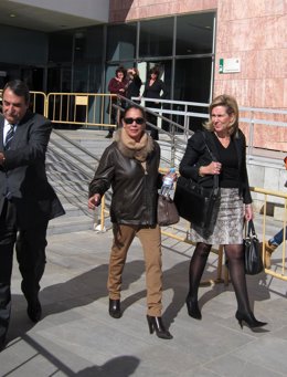Pantoja saliendo de la Audiencia con sus abogados