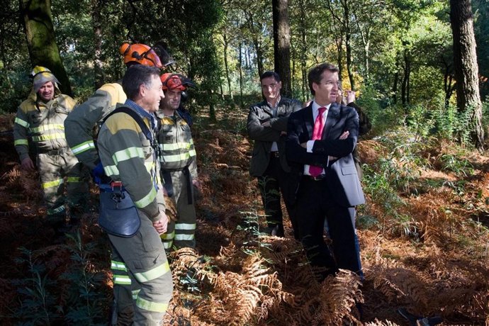 Núñez Feijóo asiste a una zona de trabajo de prevención de incendios forestales