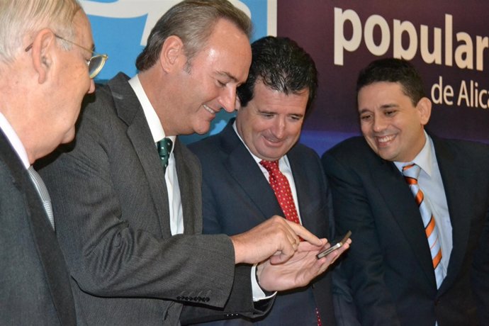 Alberto Fabra (segundo por la izquierda) en un almuerzo comarcal en Jijona