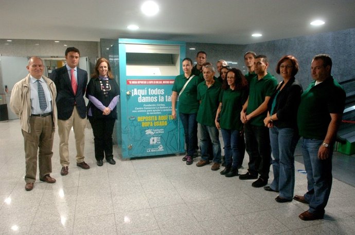 Contenedores para ropa usada en el C.C. La Ballena