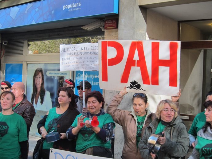 Concentración de la PAH contra los desahucios ante la sede del PP en Barcelona
