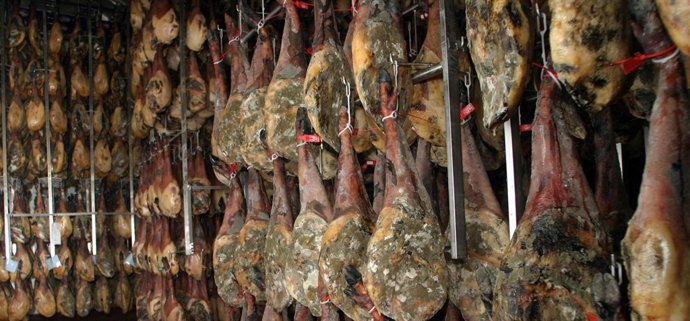 Interior de un secadero de ibéricos de Huelva