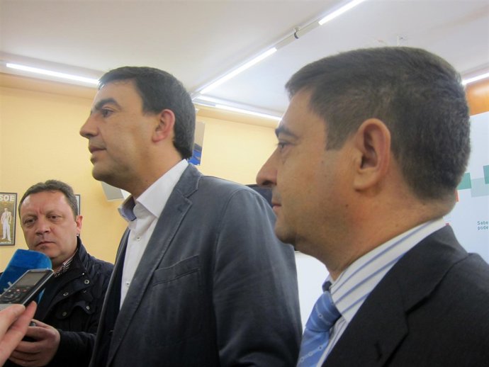 Mario Jiménez, junto a Francisco Reyes, atiende a los medios.