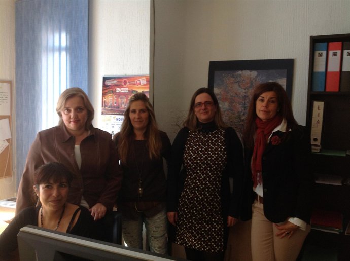 Novillo con las trabajadoras de la línea 900