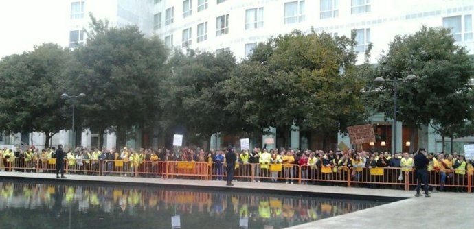 Manifestantes A Las Puertas Del Colegio 