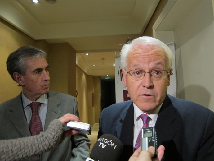 El diputado socialista, Ramón Jáuregui, y el vicepresidente de ARARSE, Juan José