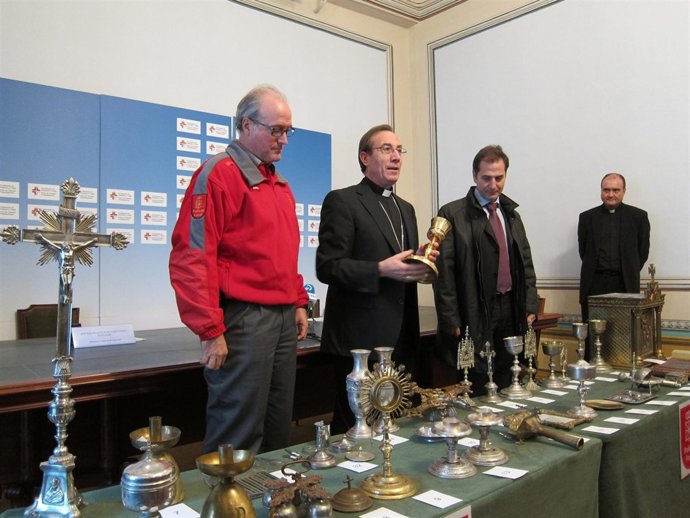 Entrega de objetos robados en las iglesias navarras.