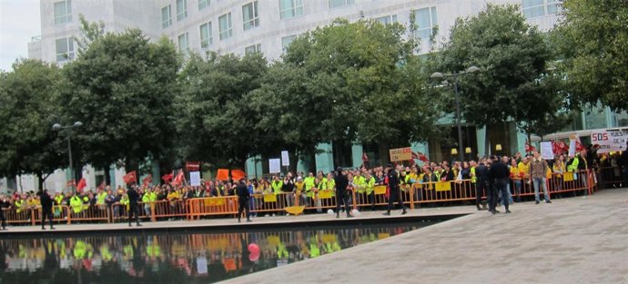 Concentración Ante El Palacio De Congresos