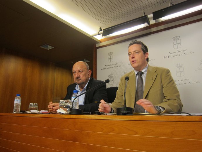 Marcos (derecha) y Francisco González en la rueda de prensa.