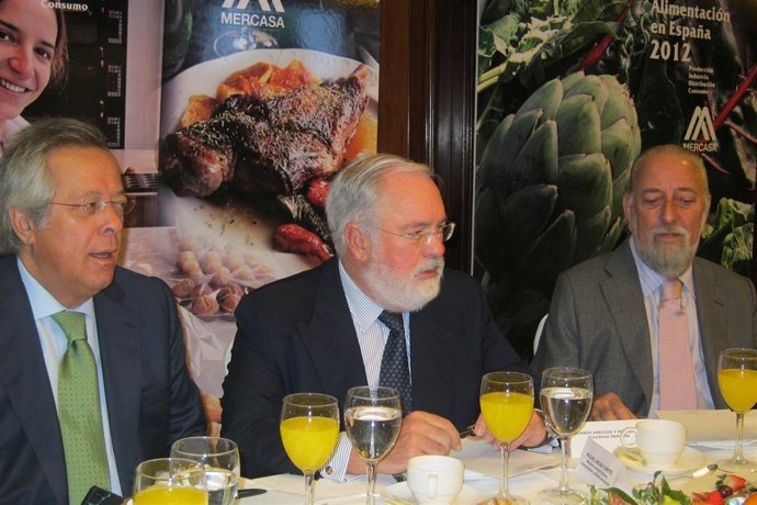 El presidente de Mercasa (derecha), junto al ministro de Agricultura