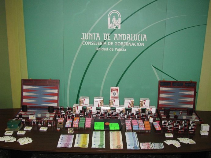 Objetos y dinero incautados de partidas ilegales de póquer