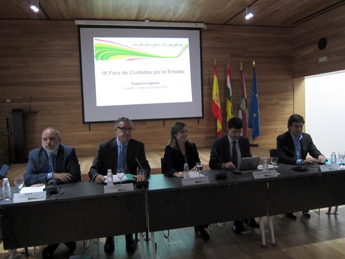 La alcaldesa, flanqueada por algunos de los asistentes, en la inauguración