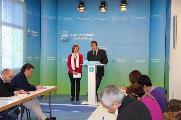 El presidente provincial del PP de Cádiz, Antonio Sanz, en rueda de prensa