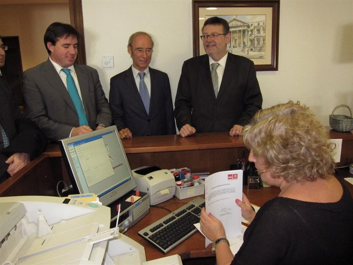 Ximo Puig Presenta La Documentación En El Registro Del Congreso