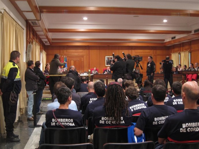 Momento en el que uno de los padres del AMPA 'El Catón' interviene en el Pleno