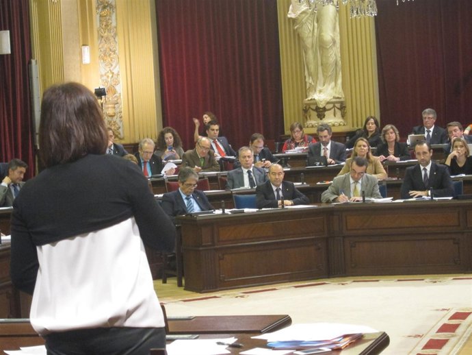 Armengol interviniendo en el Pleno con Bauzá al fondo