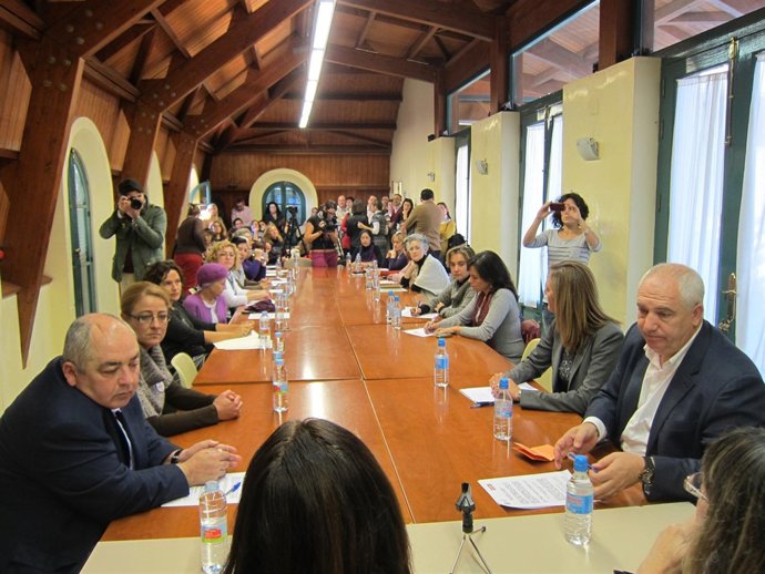 Manuel Pastrana y Francisco Carbonero en una reunión con mujeres por el 14N