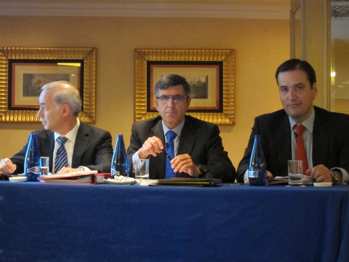 En el centro, el presidente de Vodafone España, Fco. Román