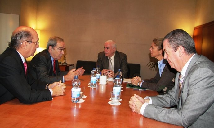 El consejero Alonso en reunión con La Caixa
