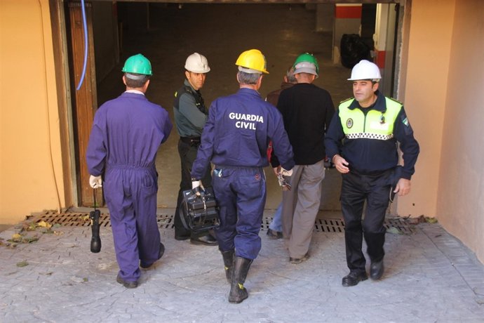 La Guardia Civil accede al edificio incendiado en Almuñécar