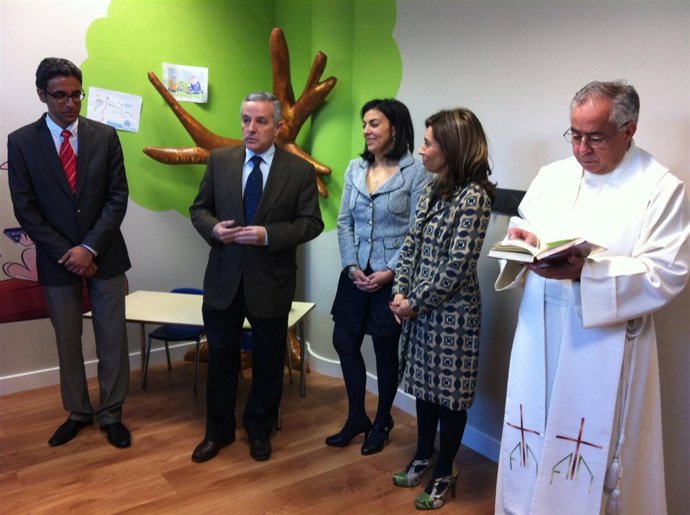 Gutiérrez (en el centro), durante la inauguración del primer centro UCMA de CyL
