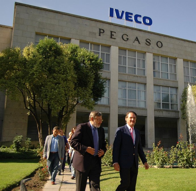 Lissavetzky saliendo de las instalaciones de Iveco